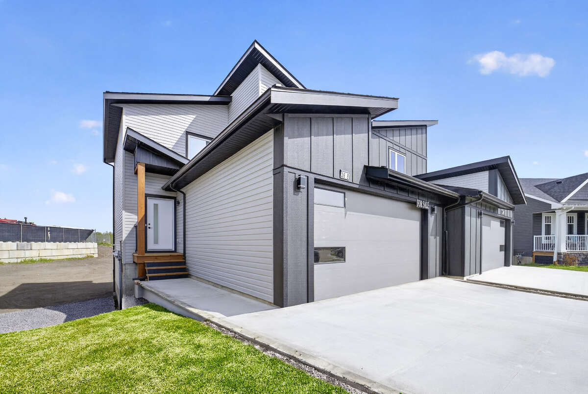 Half Duplex For Sale - 26B Poplar Ridge Close, Didsbury, AB
