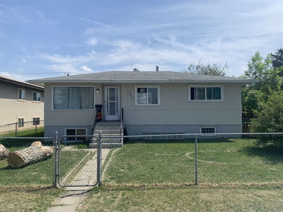House For Sale - 1820 41 S SE, Calgary, AB