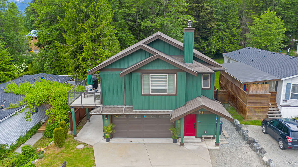 House For Sale - 746 Upper Crescent, Britannia Beach, BC