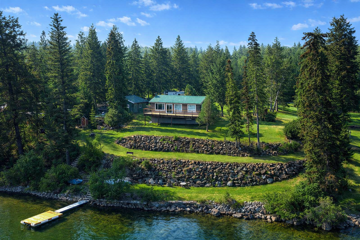 Waterfront Property For Sale - 4803 Lakeview Road, Lac La Hache, BC