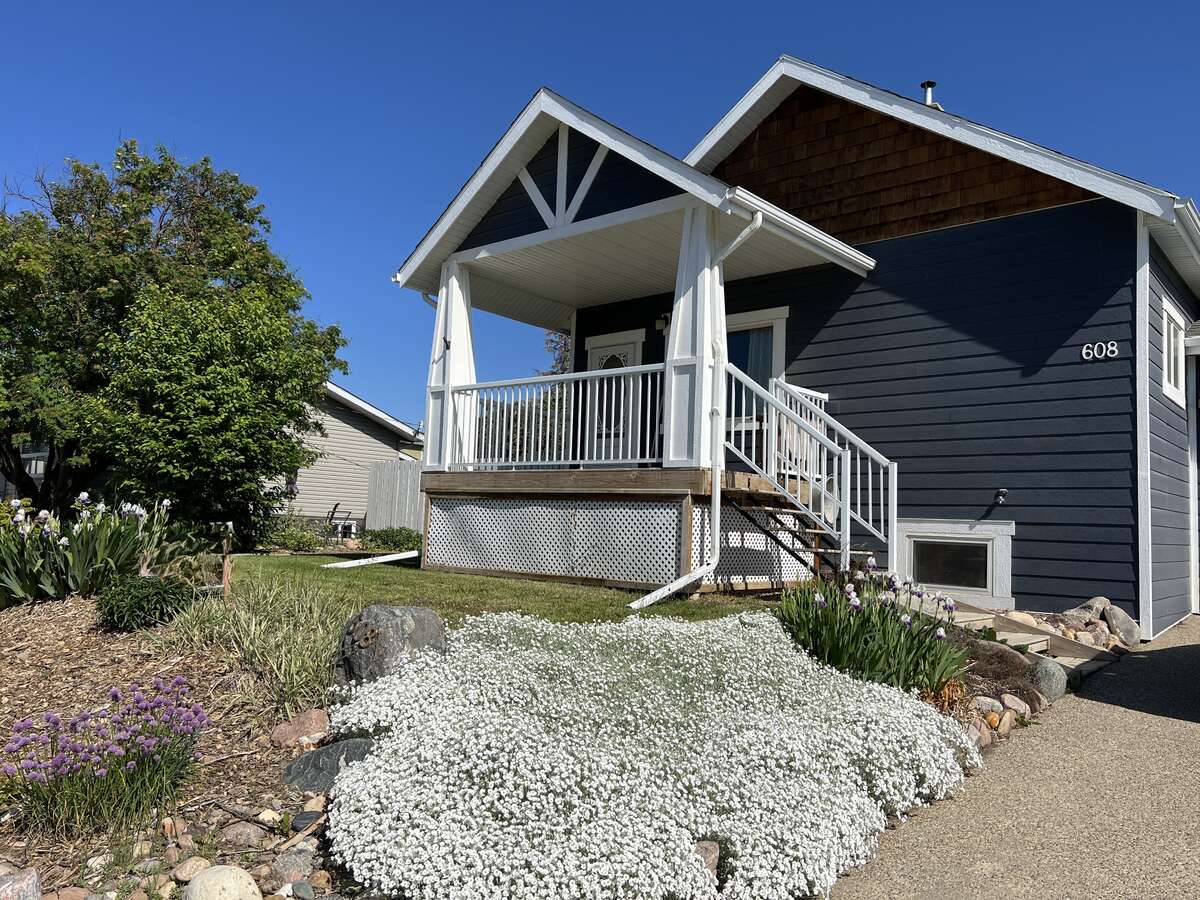 House For Sale - 608 Rogers Avenue, Picture Butte, AB