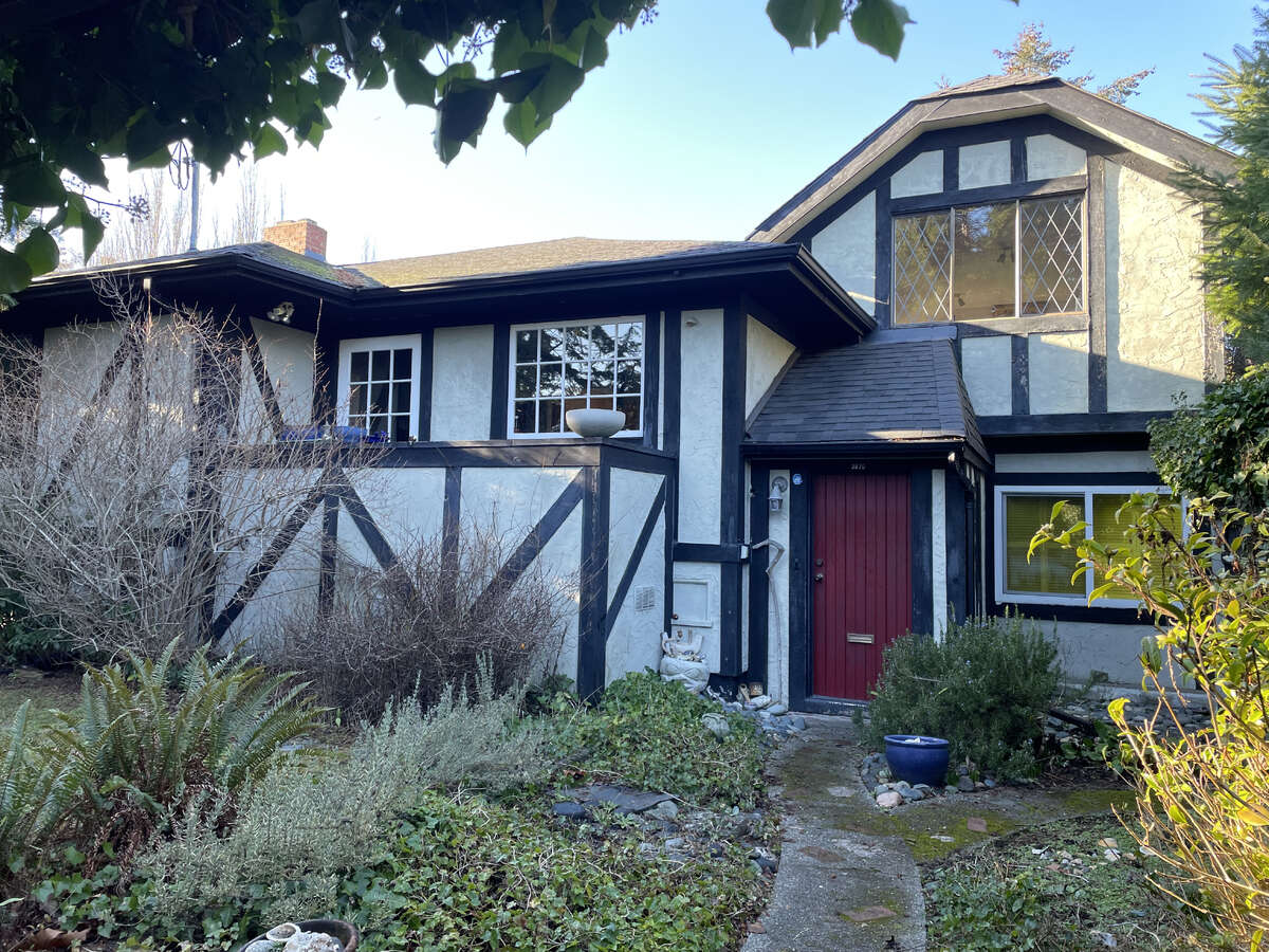 House For Sale - 3870 Seacroft Place, Victoria, BC