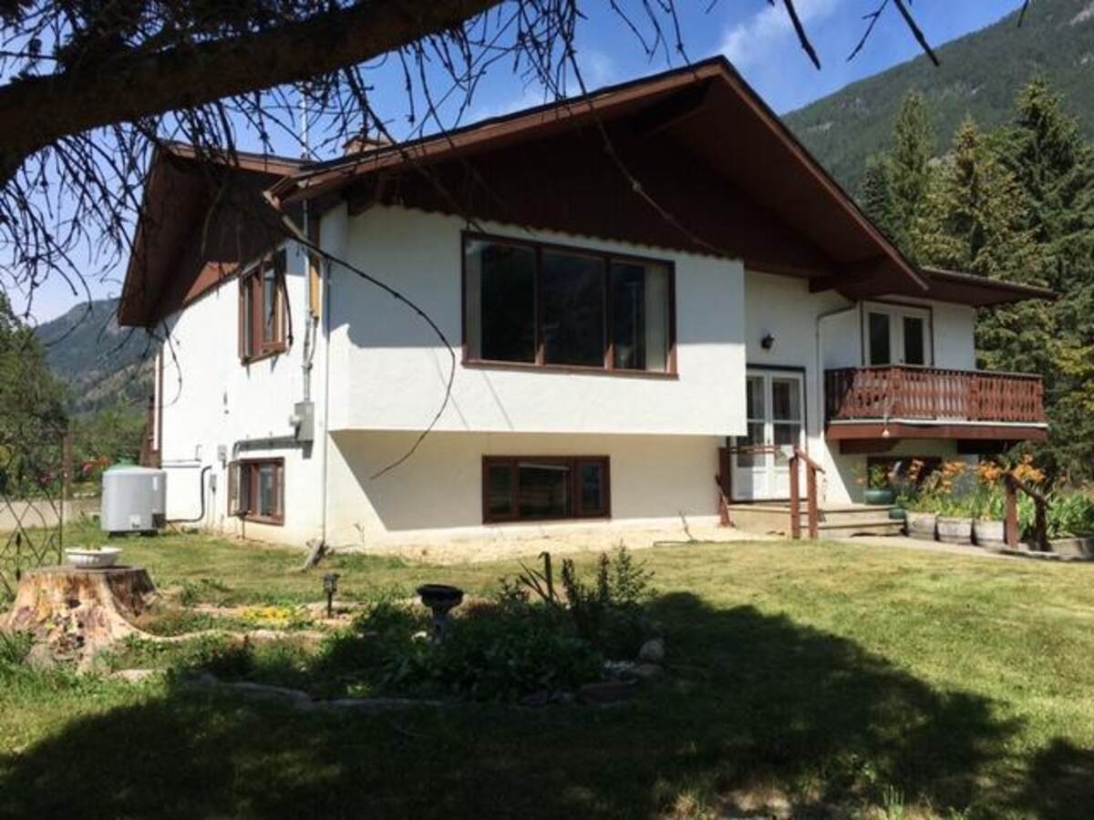 Acreage For Sale - 4856, 32 St, Canyon, BC