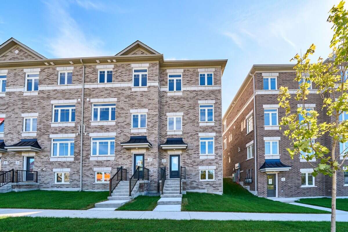 Row / Townhouse For Sale - 23 Addyman Crescent, Newcastle, ON