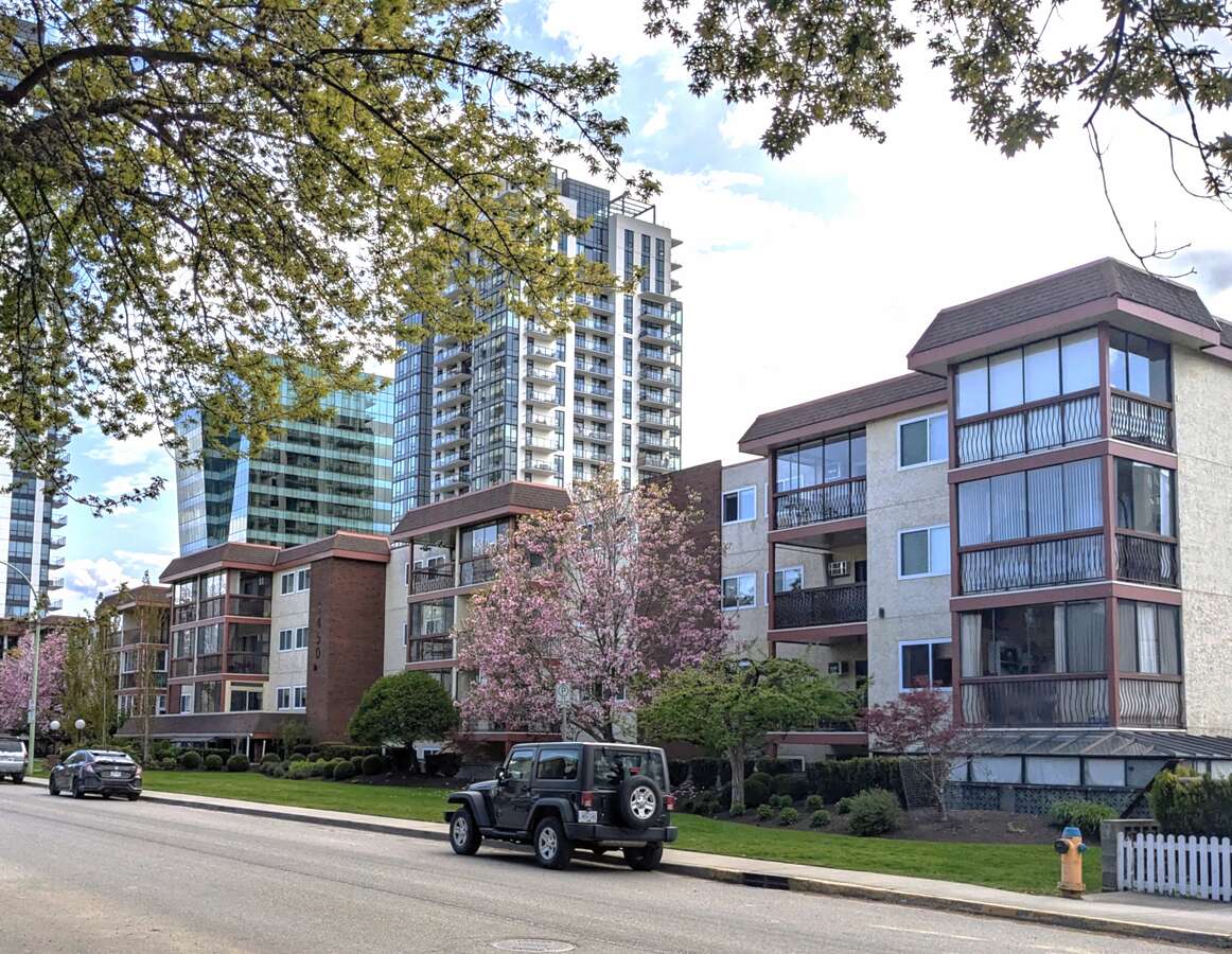 Condo For Sale - #302, 1450 Bertram St, Kelowna, BC