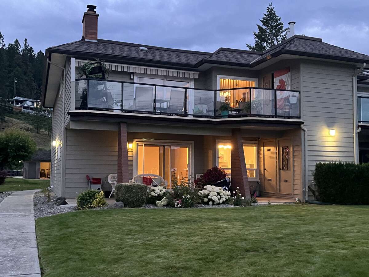 Townhouse For Sale - #106, 4340 Beach Avenue, Peachland, BC