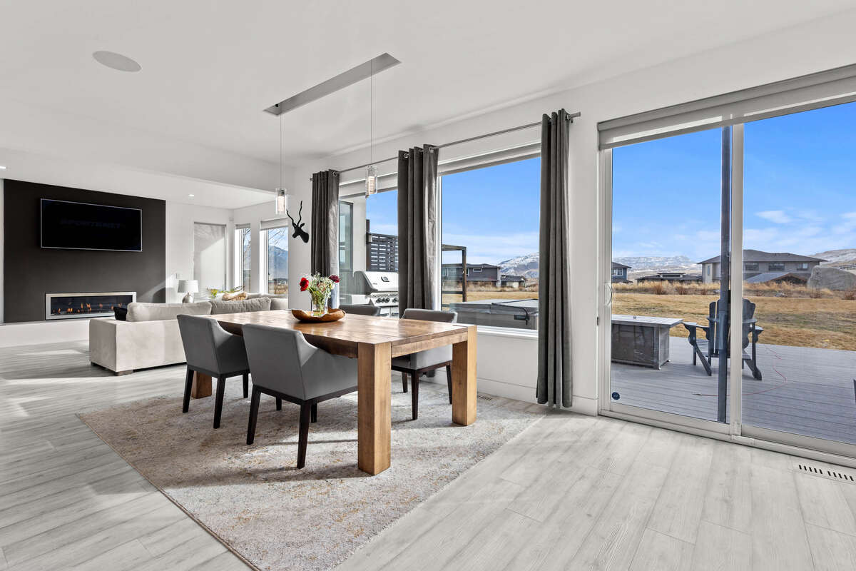 House For Sale - 205 Rue Cheval Noir, Tobiano, BC