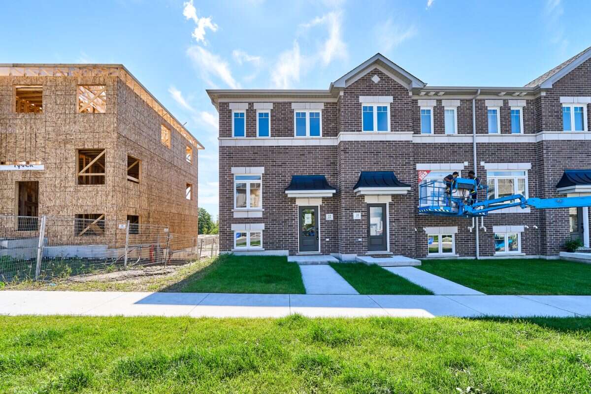 Row / Townhouse For Sale - 22 Nady Lane, Newcastle, ON