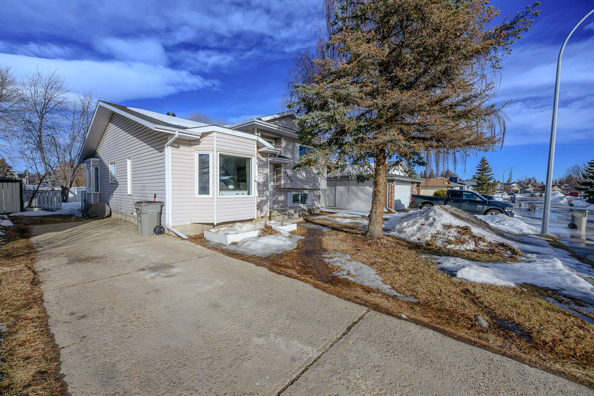 House For Sale - 9666 65 Ave, Grande Prairie, AB