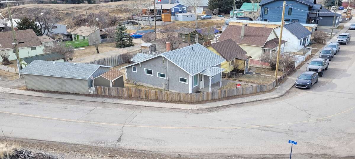 House For Sale - 7950 17th Ave, Coleman, AB