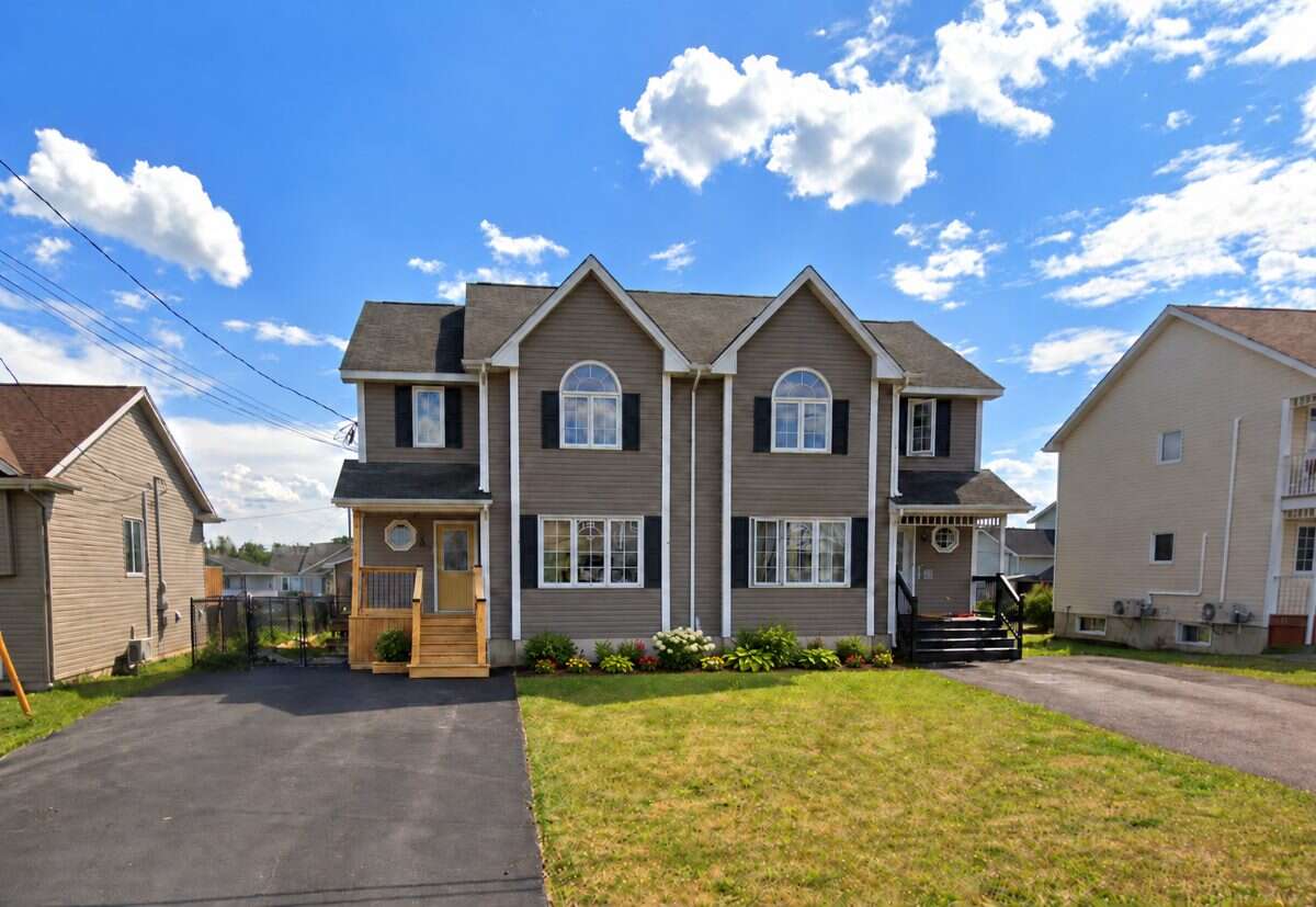 Semi-Detached House For Sale - 22 Coachmen St, Riverview, NB