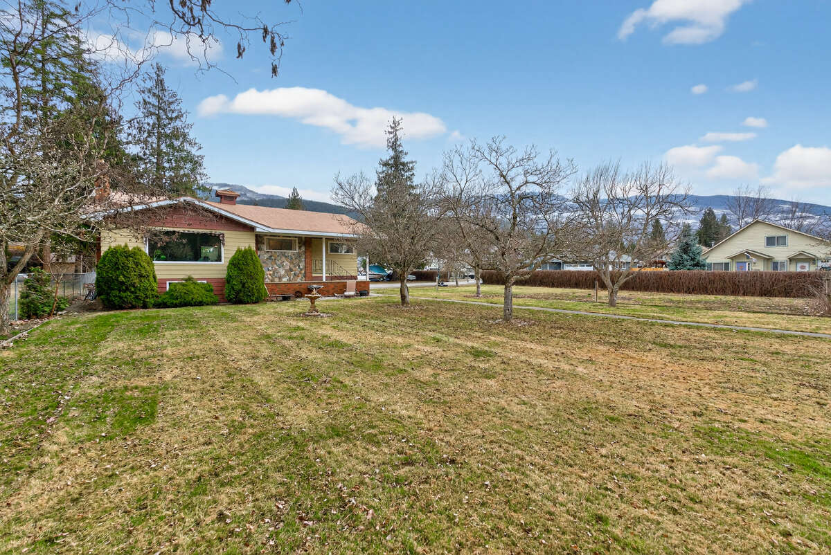 House For Sale - 502 Pine St, Sicamous, BC