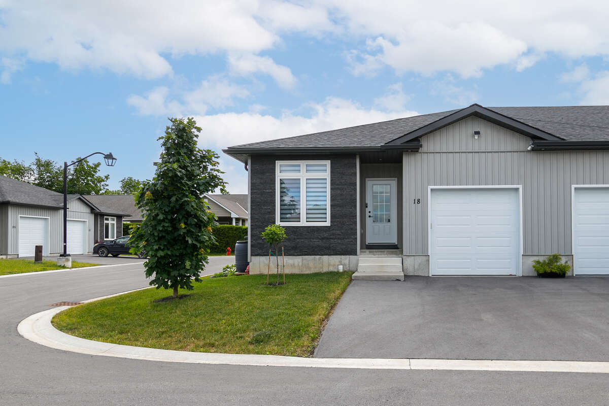 Townhouse For Sale - 18 Dayton Court, Picton, ON