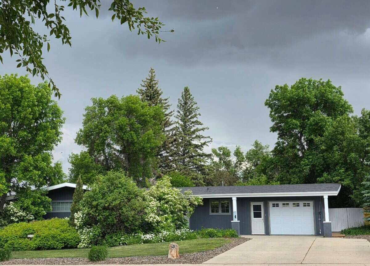 House For Sale - 802 2nd St East, Kindersley, SK