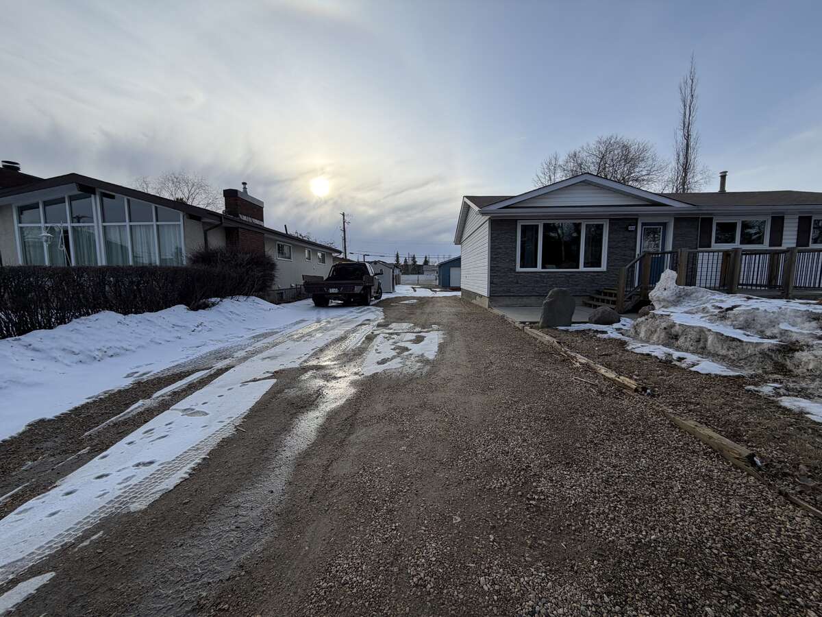 House For Sale - 9906 102 St, Morinville, AB