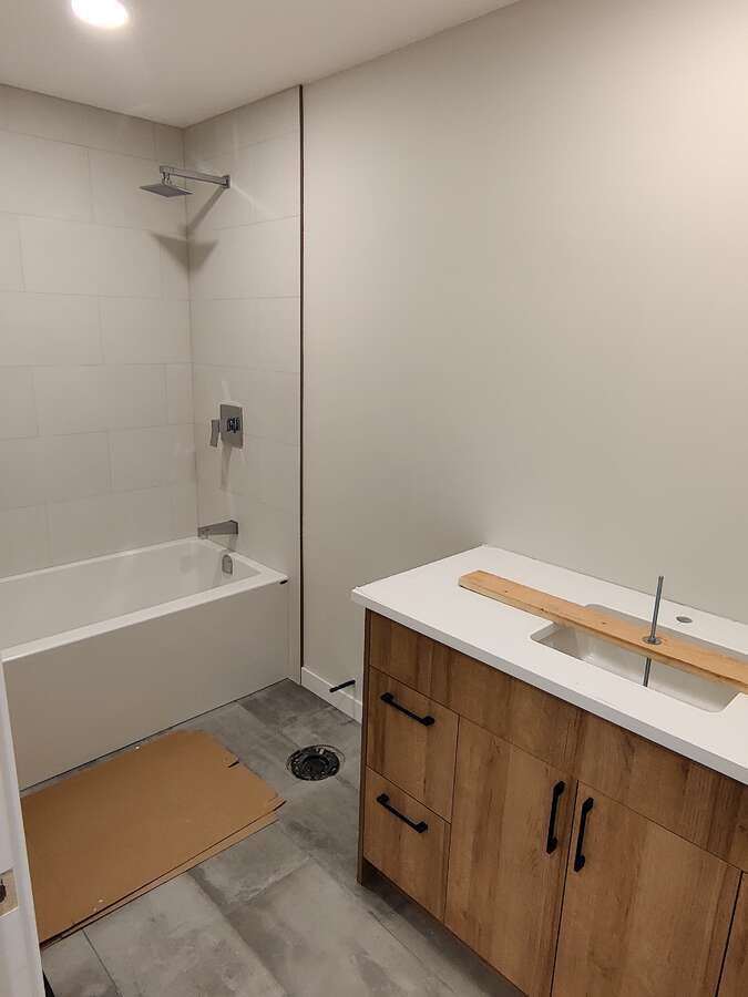 Upper Floor - Main Bath