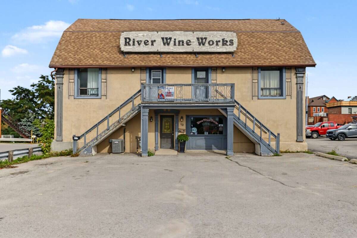 Investment opportunity in the heart of Lindsay!