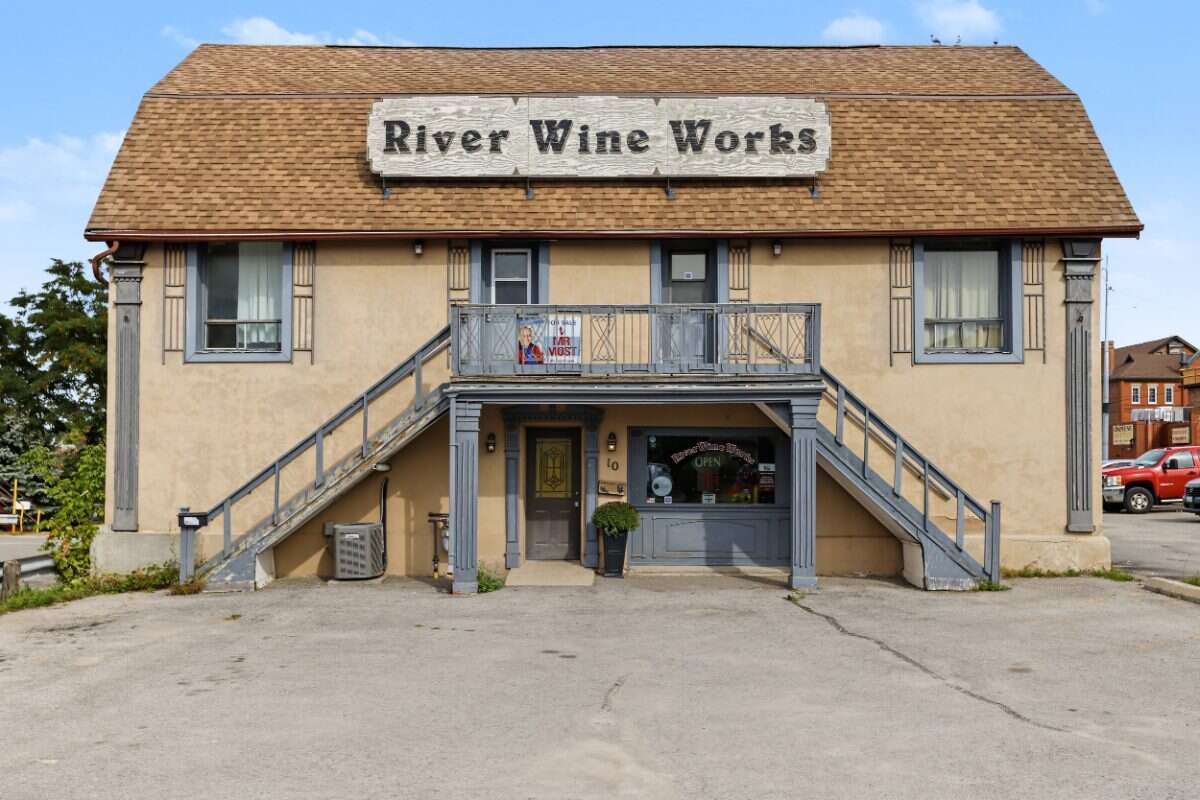 Investment opportunity in the heart of Lindsay!