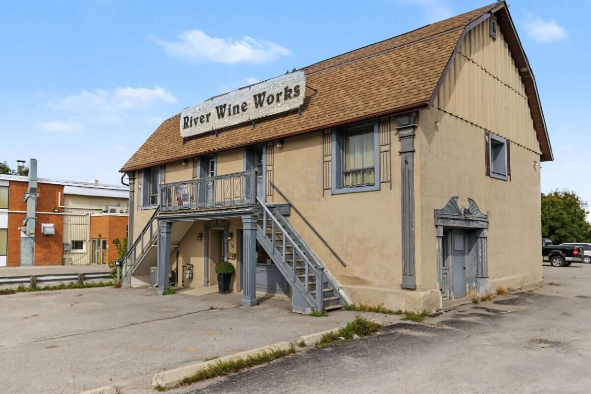 Investment opportunity in the heart of Lindsay!