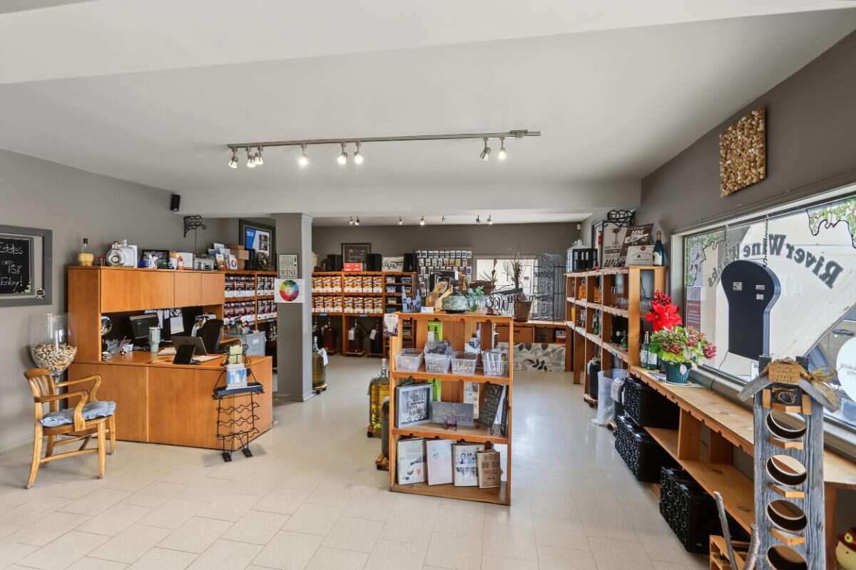 Investment opportunity in the heart of Lindsay!