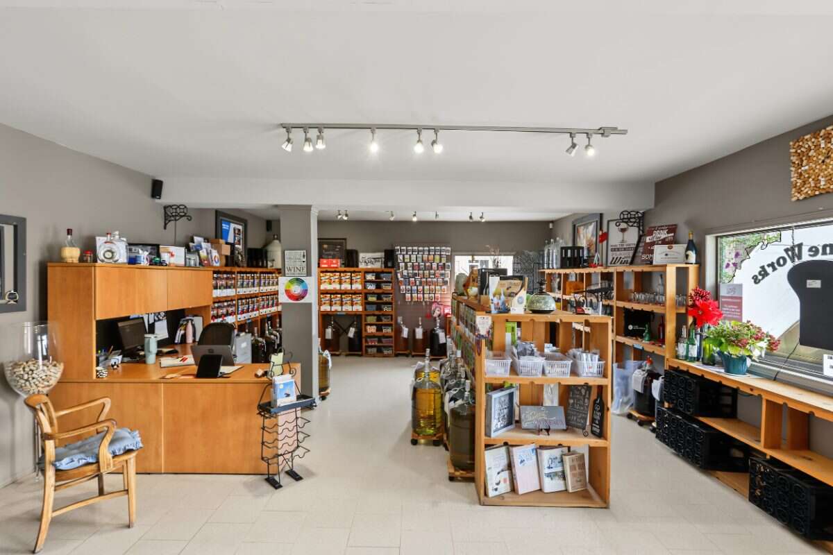 Investment opportunity in the heart of Lindsay!