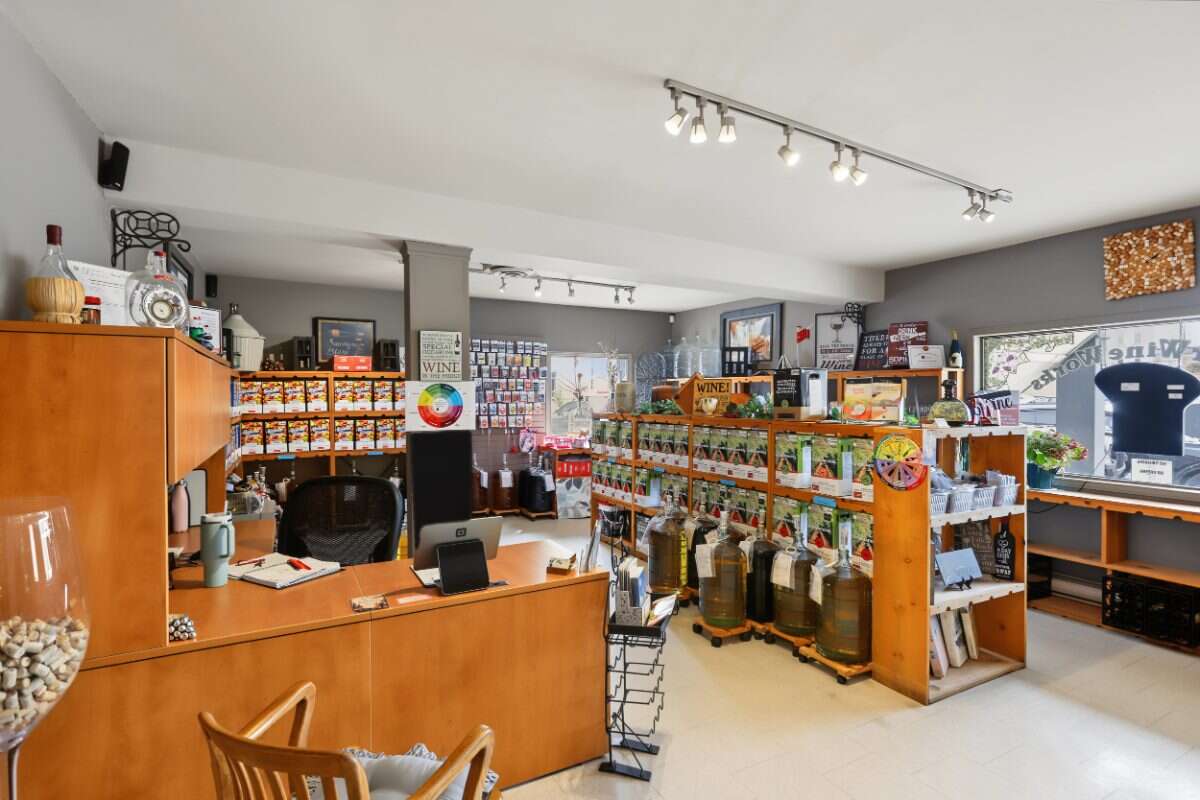 Investment opportunity in the heart of Lindsay!