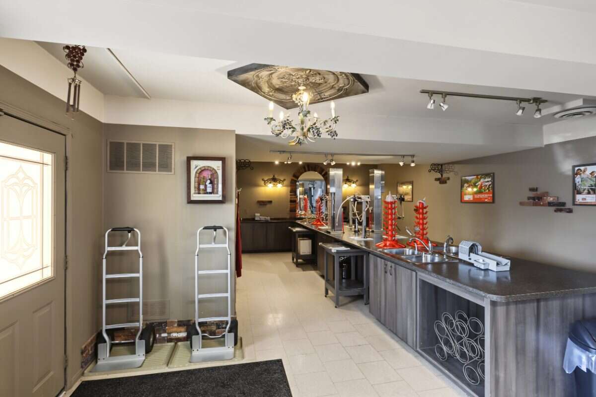 Investment opportunity in the heart of Lindsay!