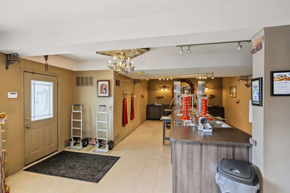 Investment opportunity in the heart of Lindsay!