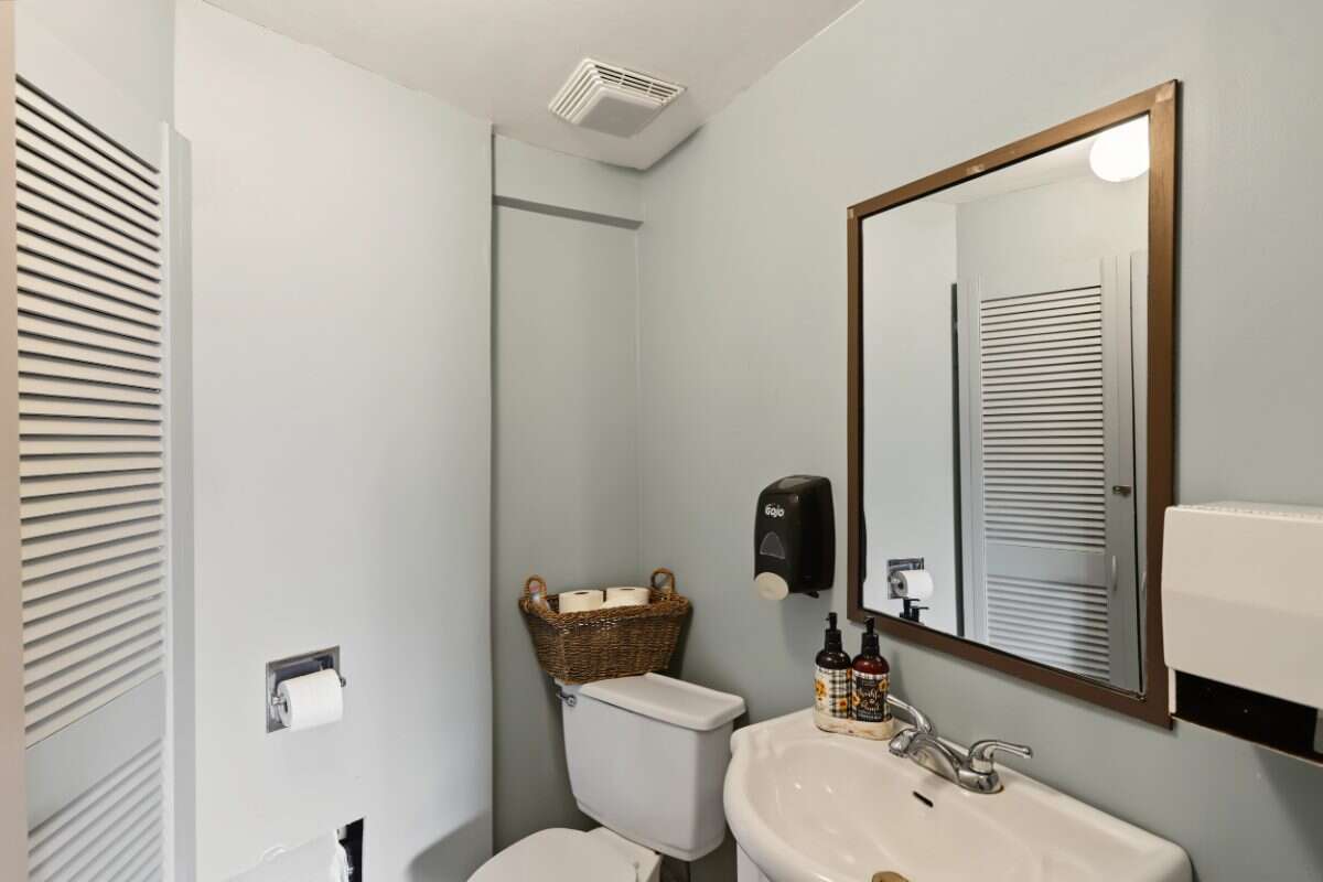 Investment opportunity in the heart of Lindsay!