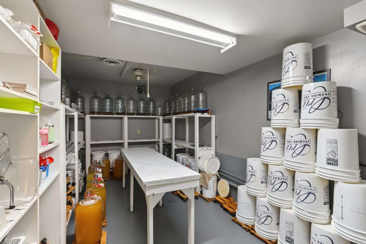 Investment opportunity in the heart of Lindsay!