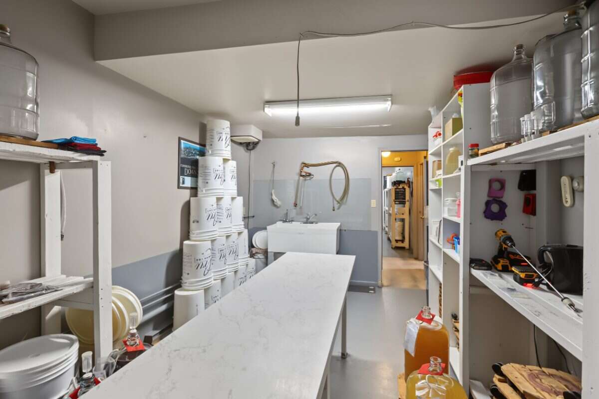 Investment opportunity in the heart of Lindsay!