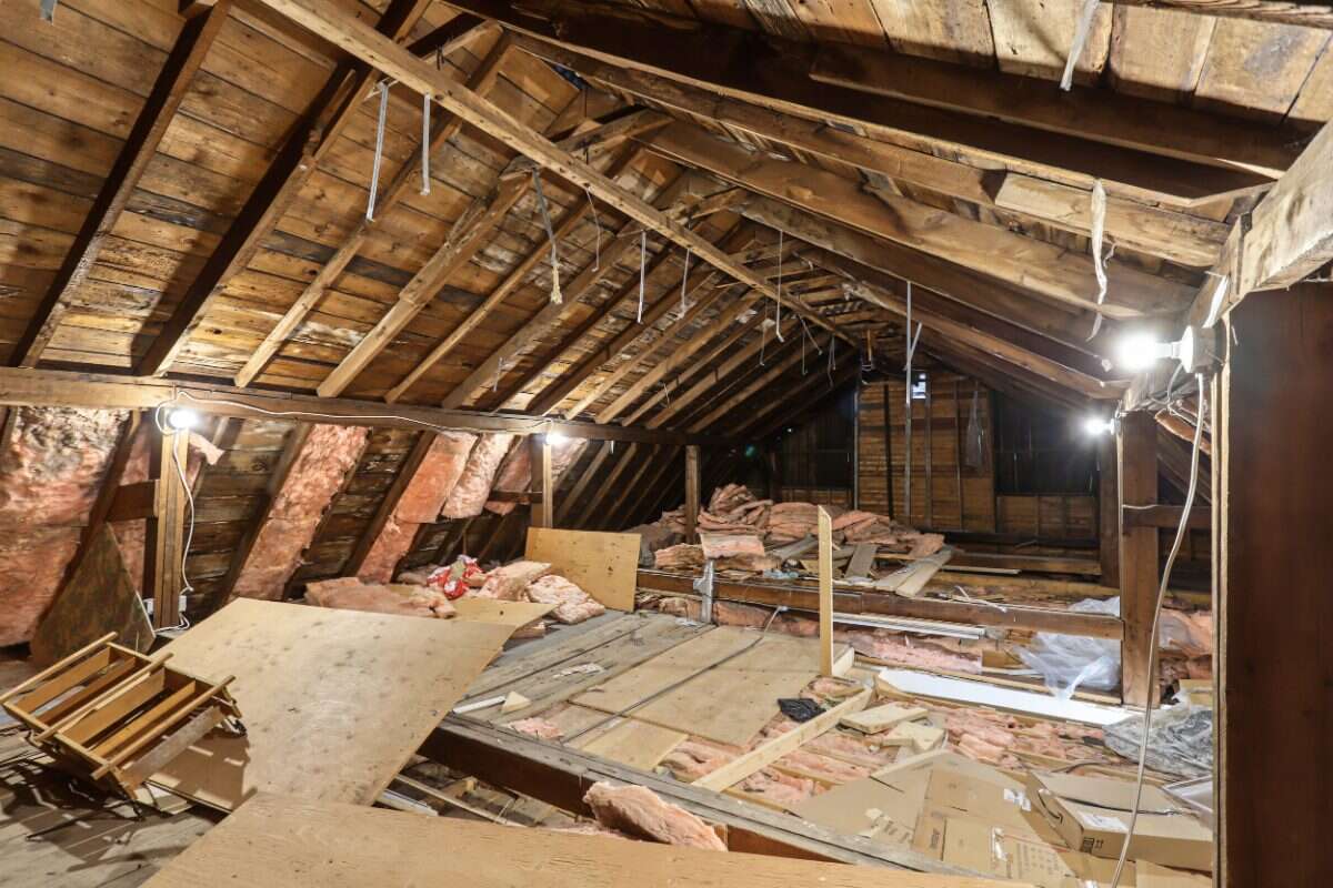 Investment opportunity in the heart of Lindsay!
