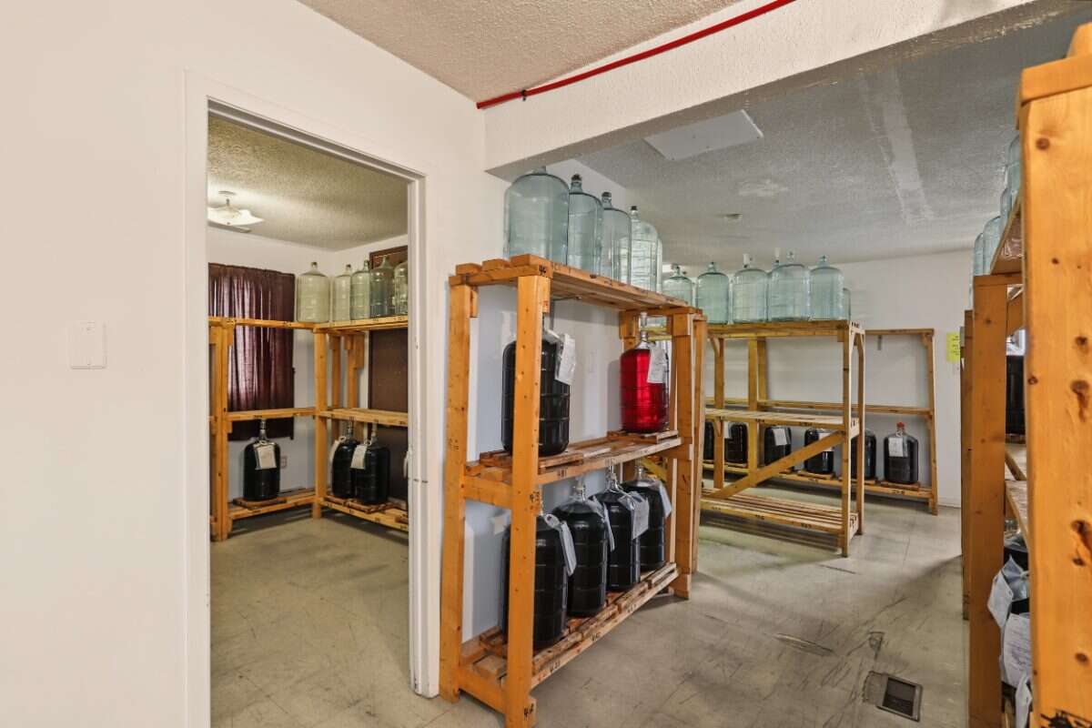 Investment opportunity in the heart of Lindsay!