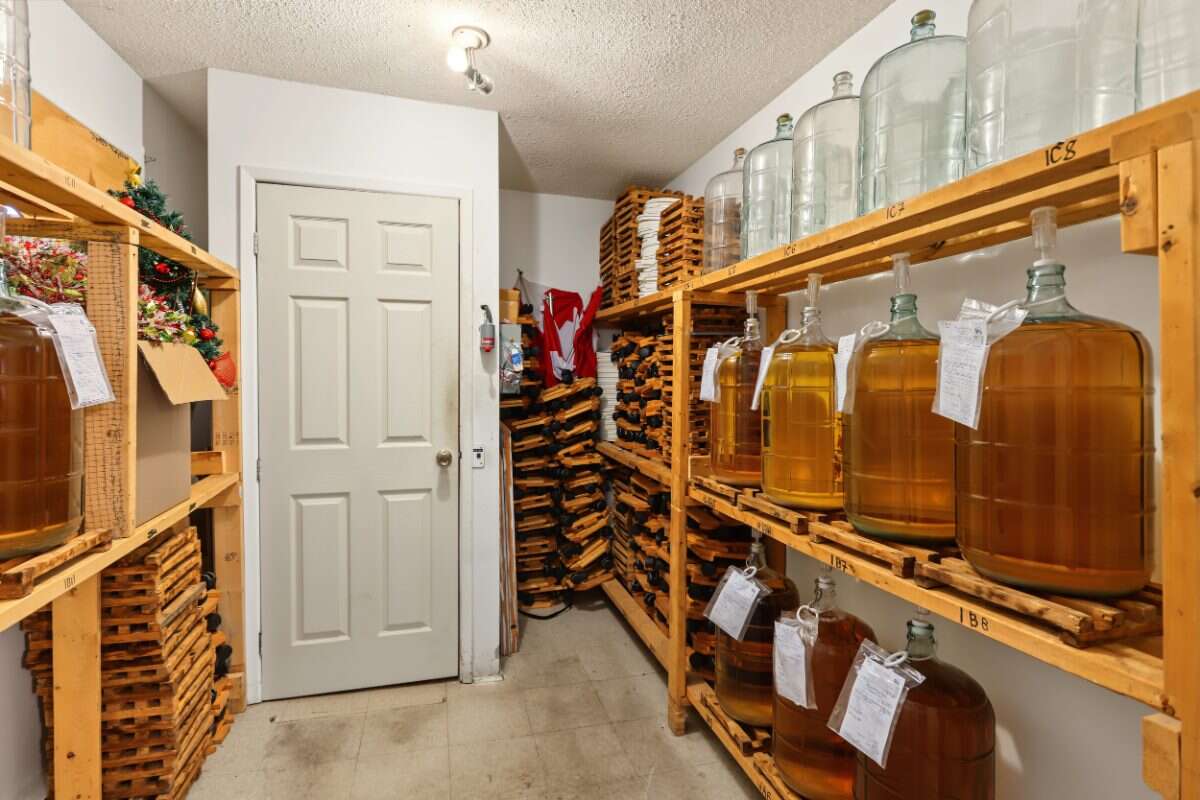 Investment opportunity in the heart of Lindsay!