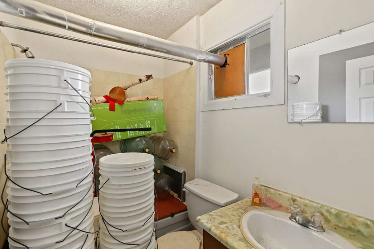 Investment opportunity in the heart of Lindsay!