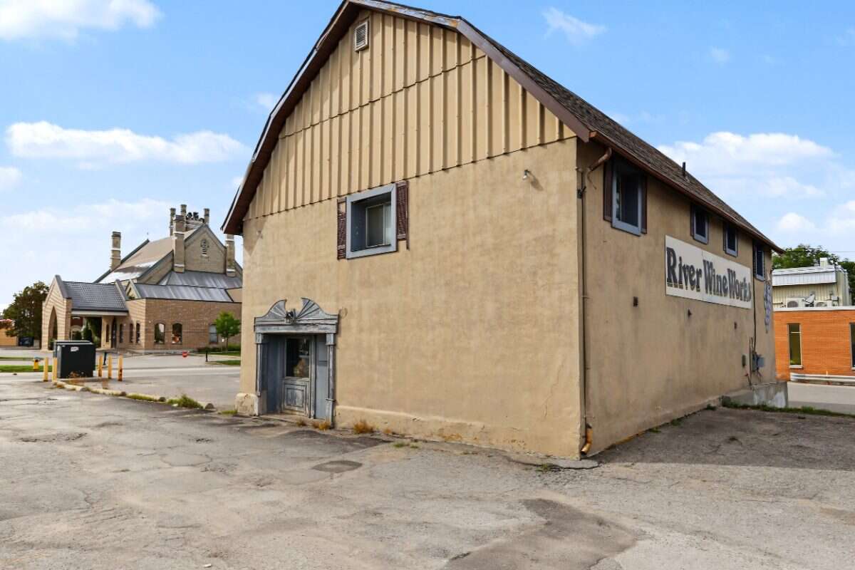 Investment opportunity in the heart of Lindsay!