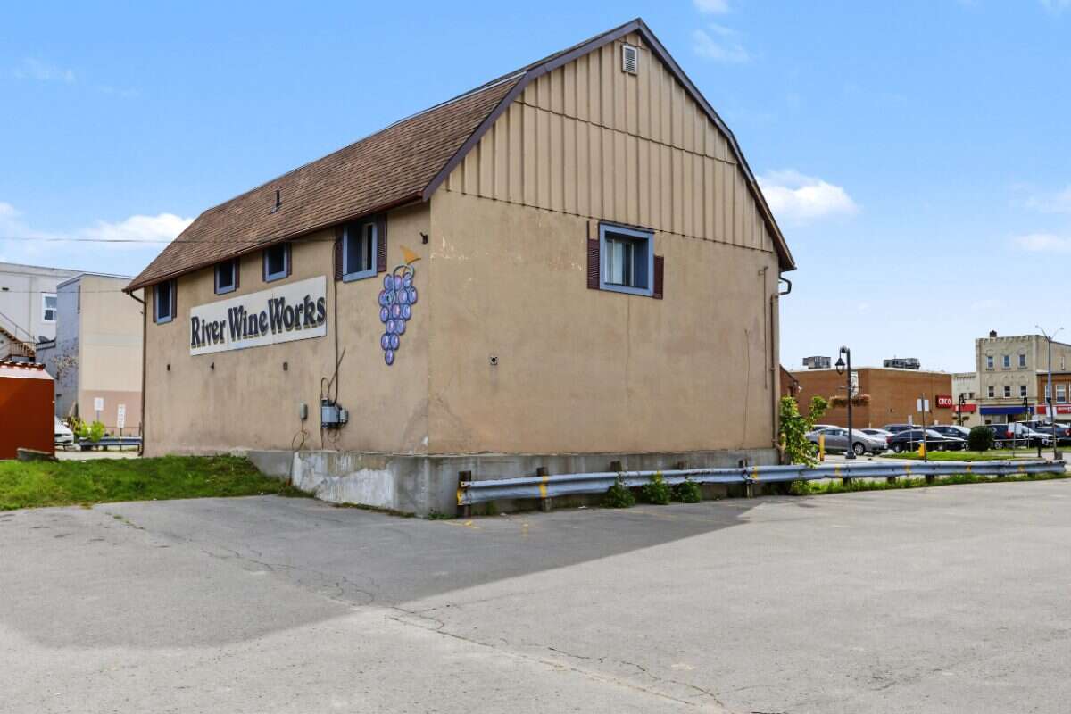 Investment opportunity in the heart of Lindsay!