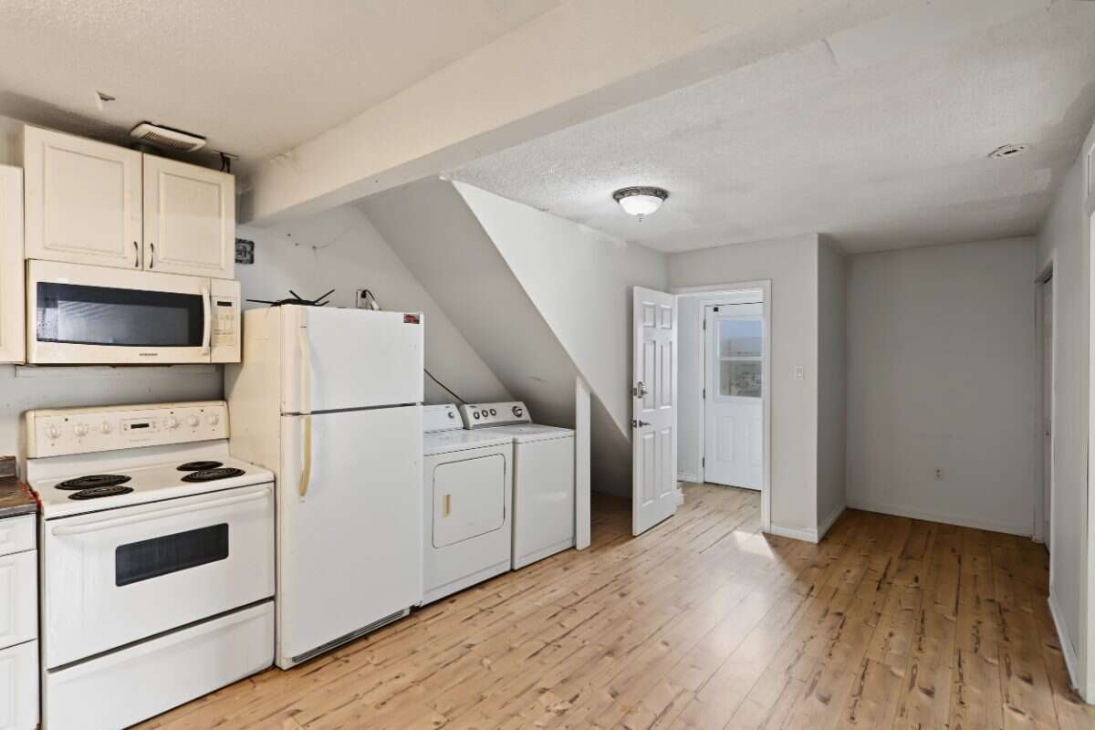 Investment opportunity in the heart of Lindsay!