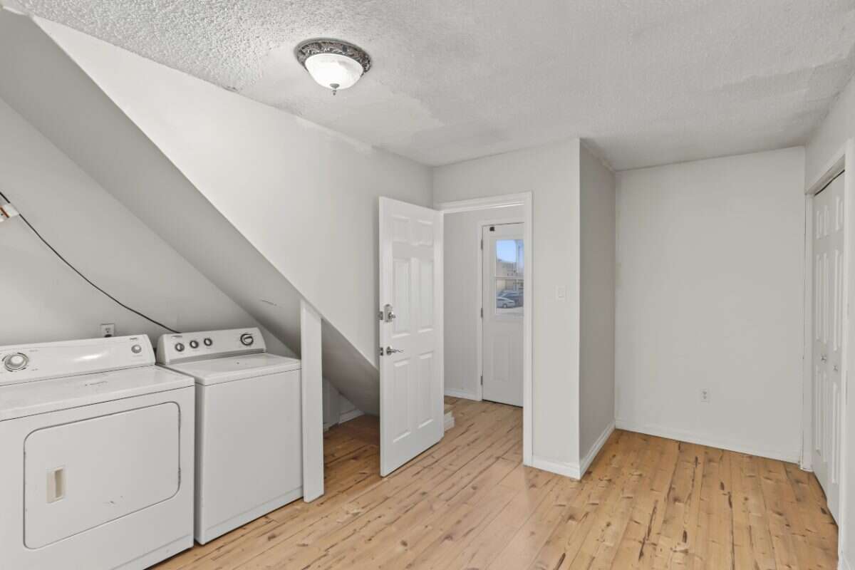 Investment opportunity in the heart of Lindsay!