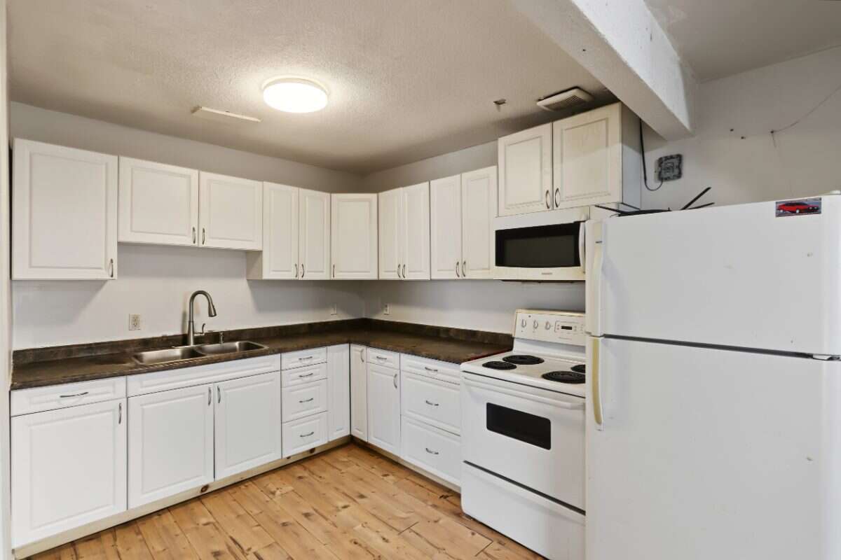 Investment opportunity in the heart of Lindsay!