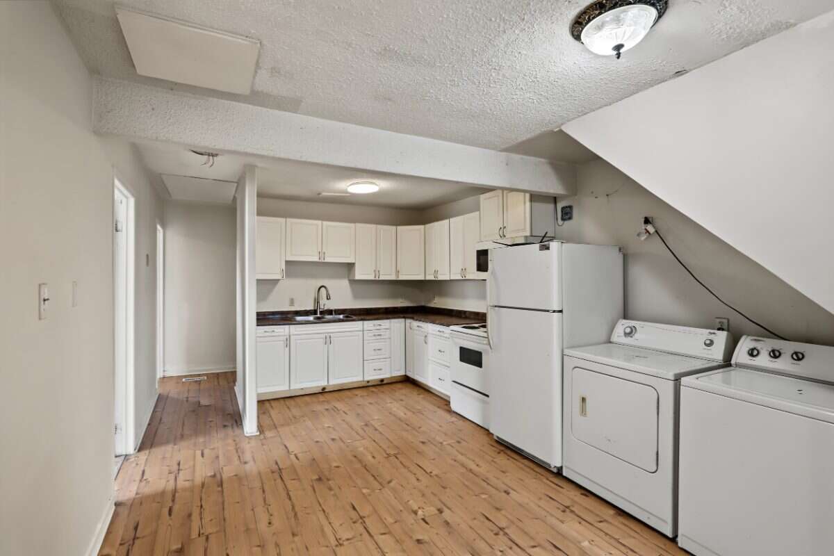 Investment opportunity in the heart of Lindsay!