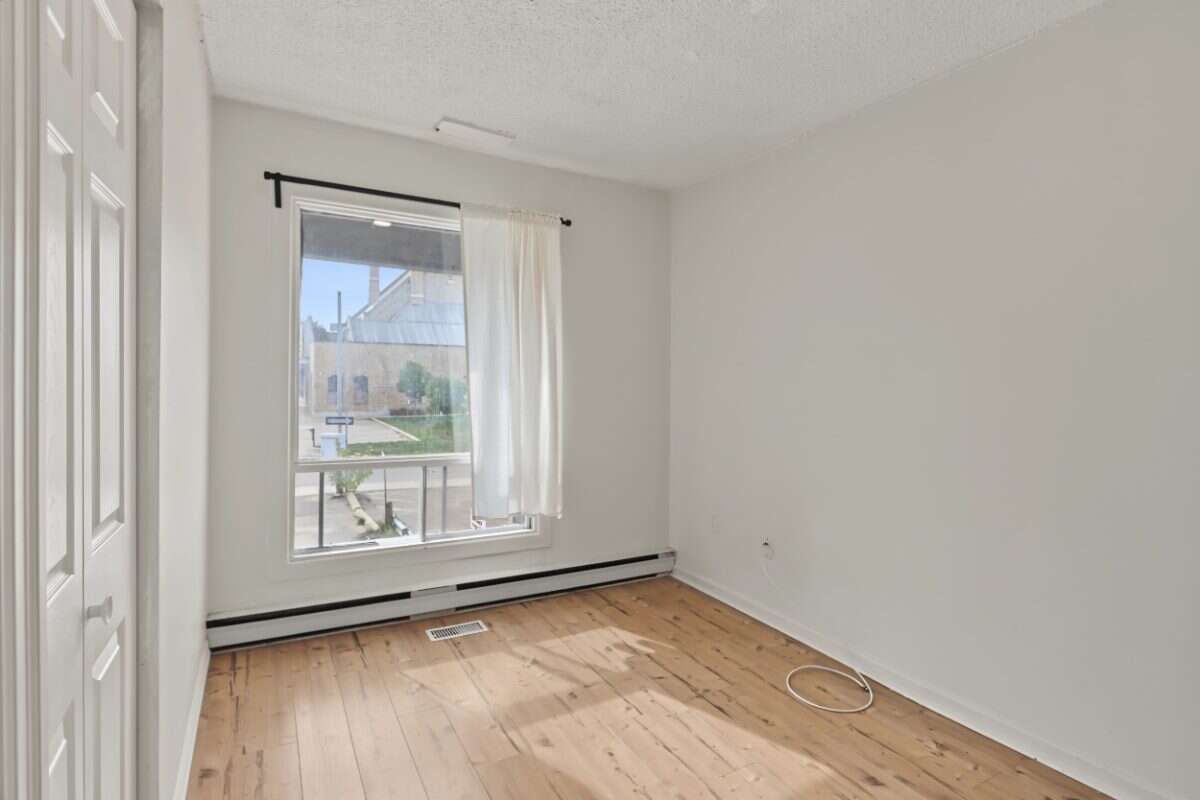 Investment opportunity in the heart of Lindsay!