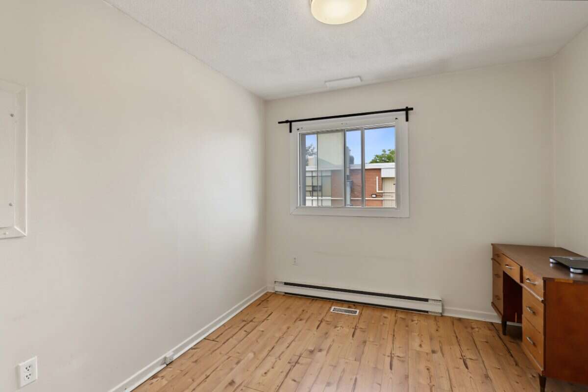 Investment opportunity in the heart of Lindsay!