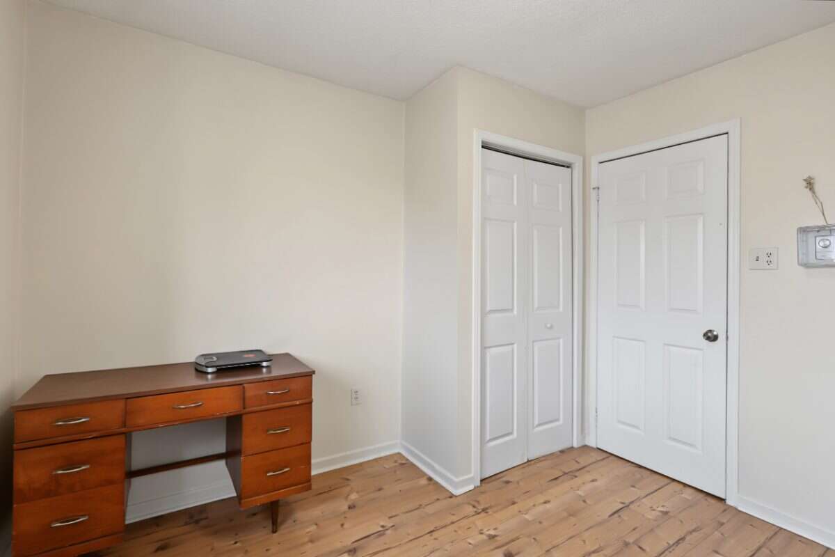 Investment opportunity in the heart of Lindsay!