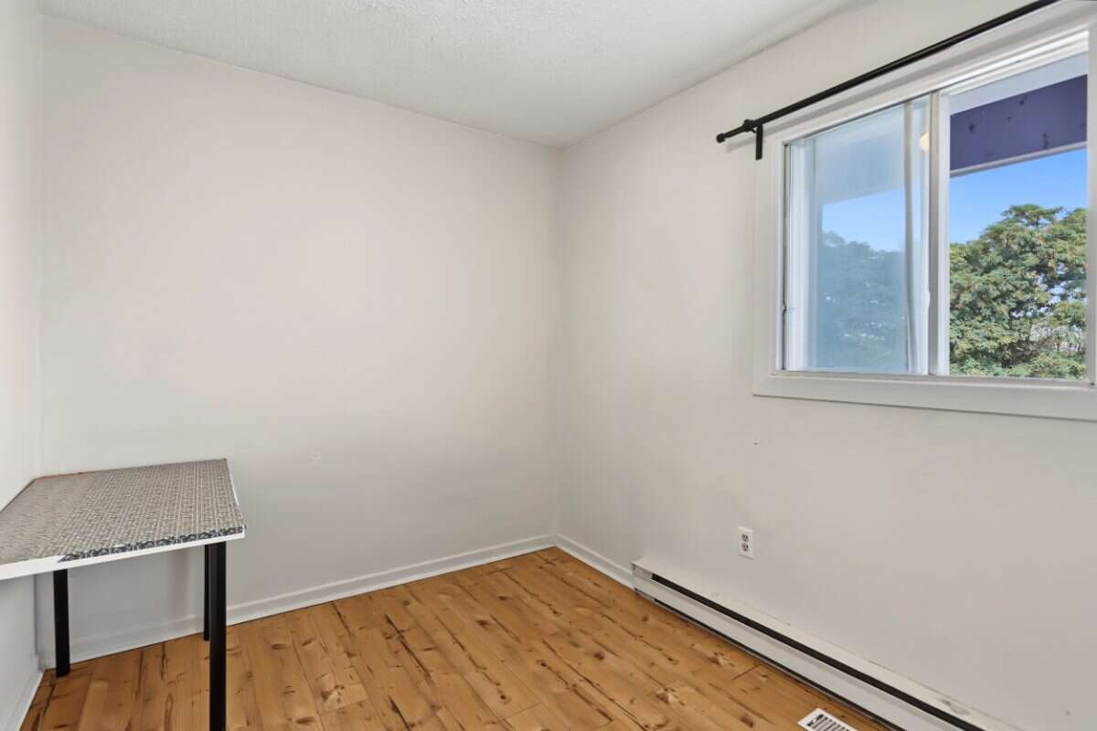 Investment opportunity in the heart of Lindsay!