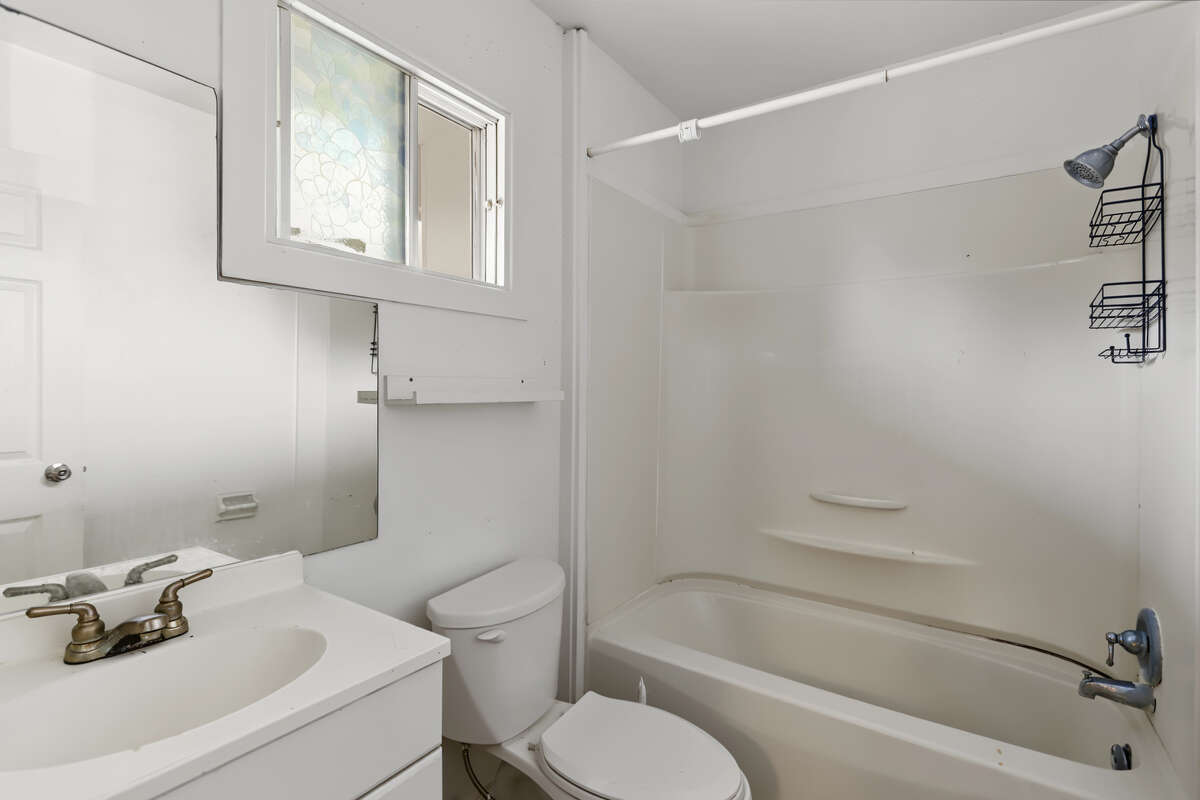 Investment opportunity in the heart of Lindsay!