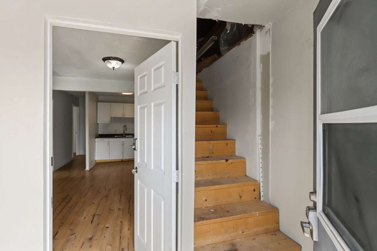 Investment opportunity in the heart of Lindsay!
