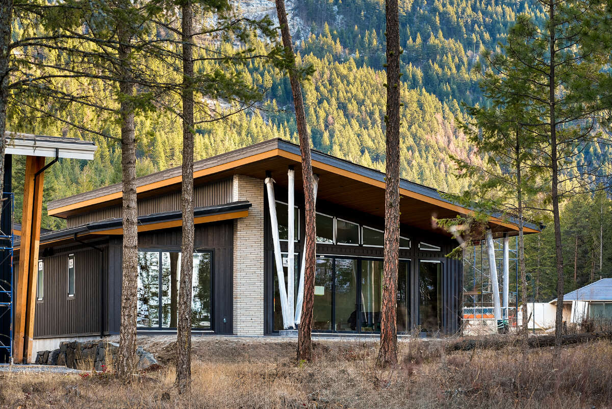 House / Bungalow / Detached House / Golf Course View For Sale in Vernon, British Columbia - 2+1 bdrm, 2 bath (818 Predator Ridge Drive)