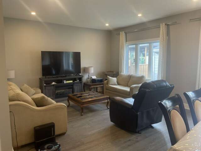 Spacious bungalow with finished in-law suite