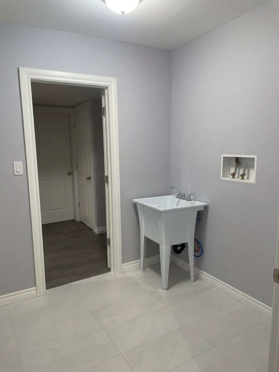 Spacious bungalow with finished in-law suite